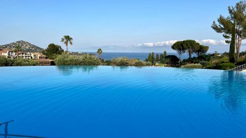 CAP ESTEREL Allée des Fleurs - Appartement CLIMATISE 5 personnes vue mer