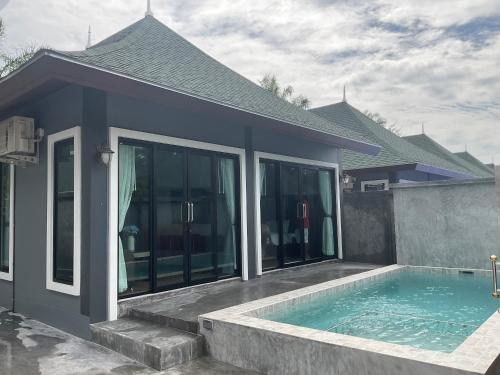 ein Haus mit Pool davor in der Unterkunft KP Family Pool Villa Aonang Krabi in Ao Nang Beach