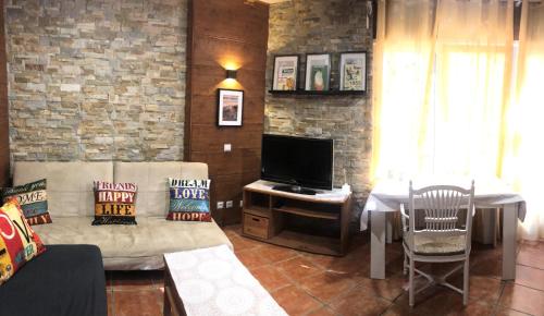een woonkamer met een bank en een televisie bij Europa premium in Sierra Nevada
