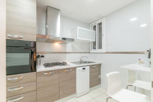 uma cozinha com um lavatório e um fogão forno superior em Elegance Barcelona Rentals em Barcelona