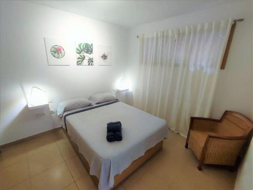 sypialnia z łóżkiem z torbą w obiekcie Apartment in Playa San Juan, Casa Greg w mieście Playa de San Juan