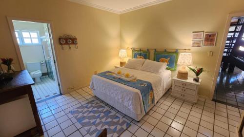 A bed or beds in a room at Pousada Ponta de Areia