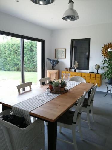 Photo de la galerie de l'établissement Villa avec piscine dans quartier résidentiel, à Cucuron