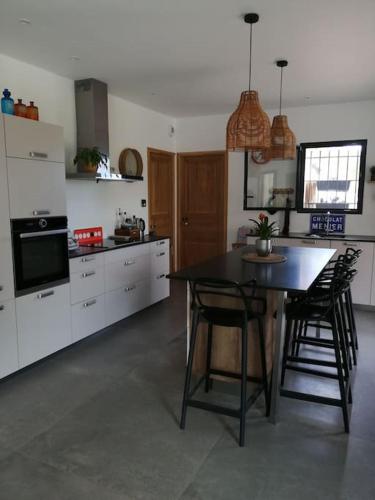 Photo de la galerie de l'établissement Villa avec piscine dans quartier résidentiel, à Cucuron