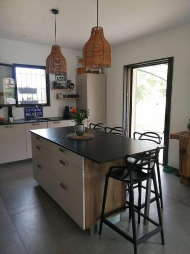 Photo de la galerie de l'établissement Villa avec piscine dans quartier résidentiel, à Cucuron