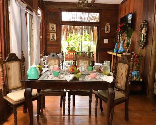 a dining room with a table and chairs at Bangalô Maria Eliza, luxo próximo ao mar in Trancoso