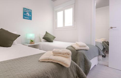 Apt w Beach/Mountain Views, Pool and Parking