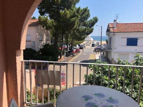 balcón con mesa y vistas a la calle en Appartement familial labélisé centre du Racou, en Argelès-sur-Mer