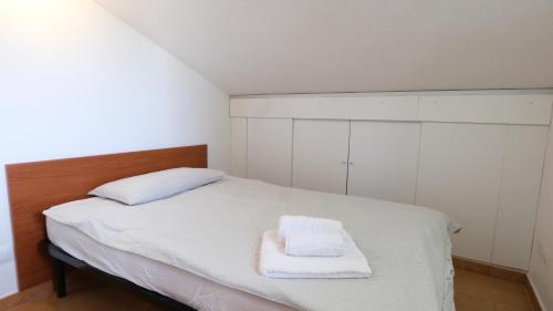 努奧羅的住宿－Nuoro Inn Centro Economy，卧室配有白色的床和2条毛巾