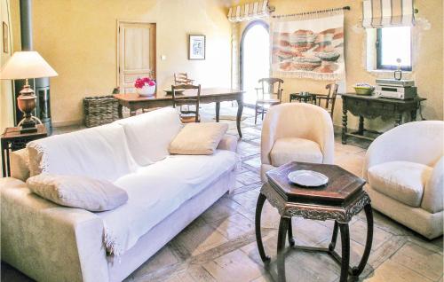 ein Wohnzimmer mit Sofa und Tisch in der Unterkunft Lovely Home In Valojoulx in Valojoulx