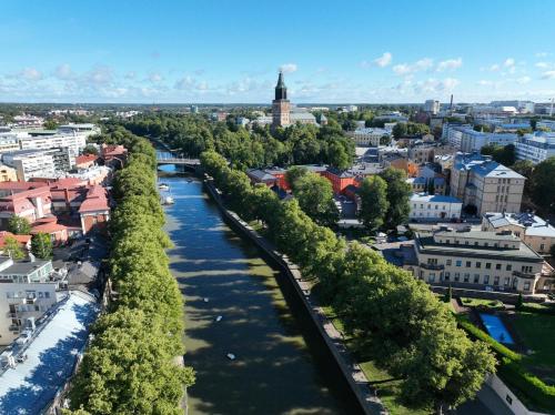 una vista aérea de una ciudad con un río en Nauti Turun jokirannasta, keskustassa, ylin kerros en Turku