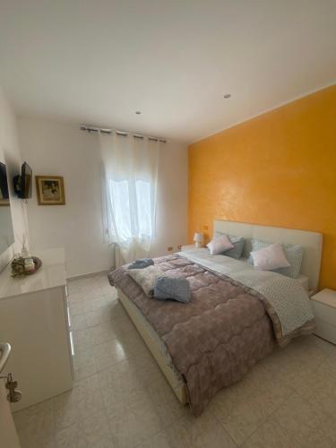um quarto com uma cama grande num quarto em La Casa del Giglio em Albenga