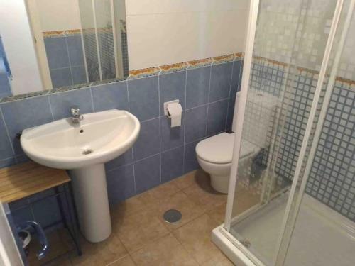 a bathroom with a sink and a toilet and a shower at El Playaiso de San José in San José