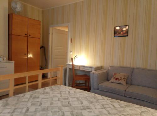 維爾揚迪的住宿－Tähe Maja1，一间卧室配有一张床、一张沙发和一张书桌