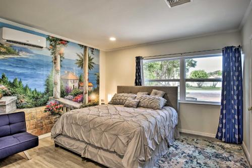 um quarto com uma cama e uma grande janela em Orlando Vacation Rental Studio Close to Downtown! em Orlando