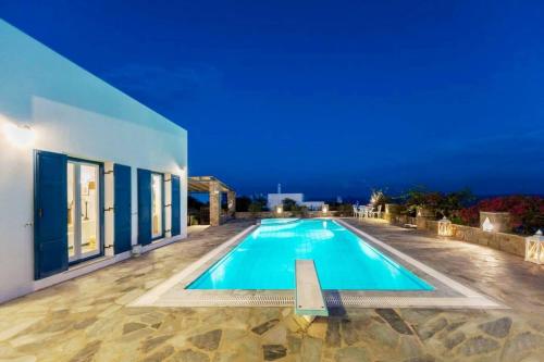 Imagen de la galería de Pure White Seven-Bedroom Villa - 4,736 sq ft or 440sqm - sleeps up to 16, en Drios