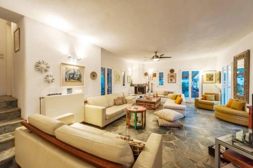 Imagen de la galería de Pure White Seven-Bedroom Villa - 4,736 sq ft or 440sqm - sleeps up to 16, en Drios