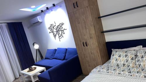 ein Schlafzimmer mit einem blauen Sofa neben einem Bett in der Unterkunft Diamond Magic Divcibare in Divčibare