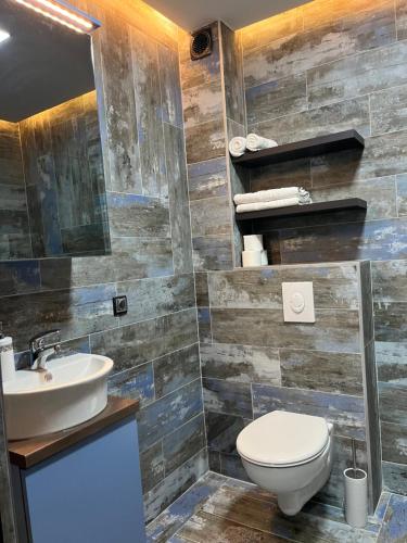 ein Badezimmer mit Toilette und Waschbecken in der Unterkunft Diamond Magic Divcibare in Divčibare