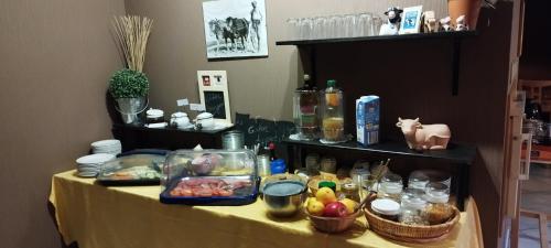 een tafel met eten bovenop een tafel bij Pension Deerkemer Kuh in Dorn-Dürkheim