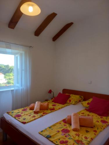 2 camas individuales en un dormitorio con ventana en Villa Sea Dream Koločep, en Koločep