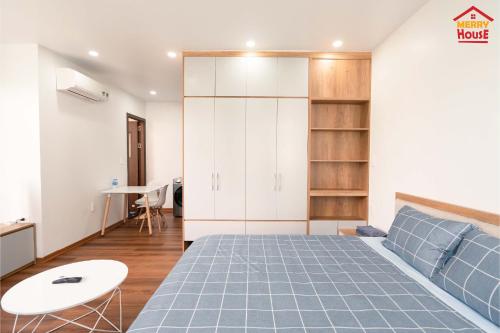 Ένα ή περισσότερα κρεβάτια σε δωμάτιο στο Merry House Hoàng Huy Riverside