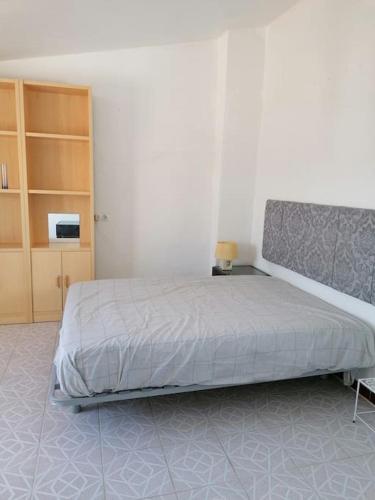 - une chambre avec un lit et une chambre avec une armoire dans l'établissement CASA PACO - Maison Andalousie, à Cútar