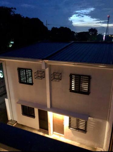 un bâtiment doté de panneaux solaires. dans l'établissement Sebastians Crib, à Dasmariñas