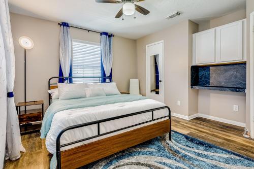 Schlafzimmer mit einem Bett und einem Deckenventilator in der Unterkunft Saints Haven in Houston