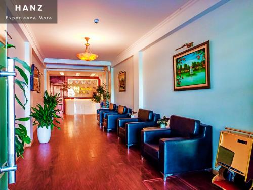 uma sala de espera com cadeiras de couro azul num quarto em HANZ Regal Hotel Hanoi em Hanói