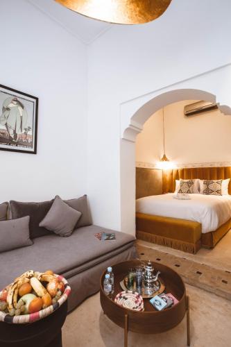 Ένα ή περισσότερα κρεβάτια σε δωμάτιο στο Riad JW, La Medina autrement