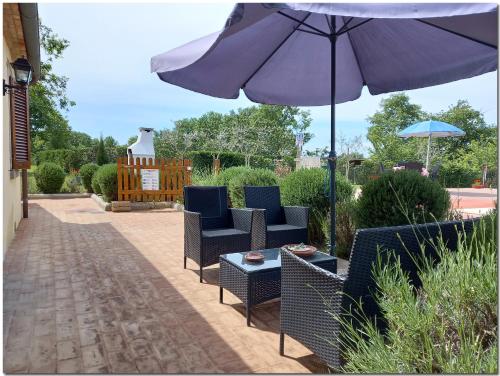 patio con sedie, ombrellone e tavolo di Villino Cortona - Casa vacanze a Cortona con piscina privata WiFi, AC - Toscana - Nelle vicinanze Perugia, Assisi, Montepulciano, Pienza, Siena a Cortona