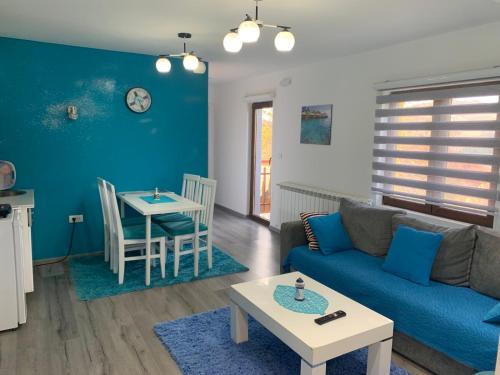 sala de estar con sofá y mesa en Apartmani NINA Zlatar, en Nova Varoš