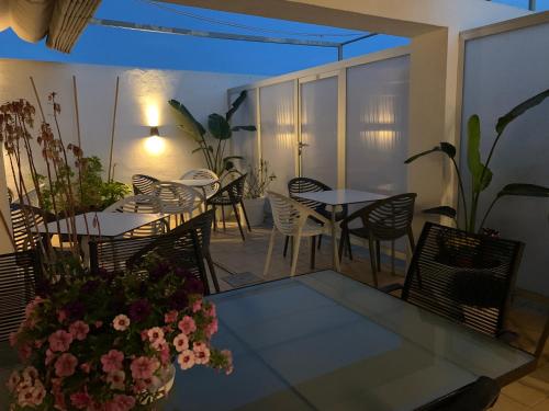 un patio con mesas y sillas en el balcón en Calatabarca B&B, en Tabarca