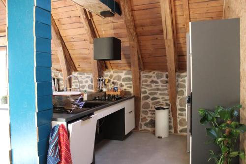 Kuchyň nebo kuchyňský kout v ubytování Grand gite avec spa ouvert toute l'année : La grange de Loey