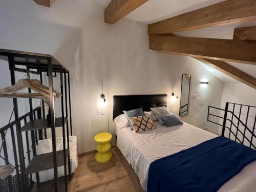 1 dormitorio con 1 cama y suelo de madera en La Encantada 2, en Elche de la Sierra
