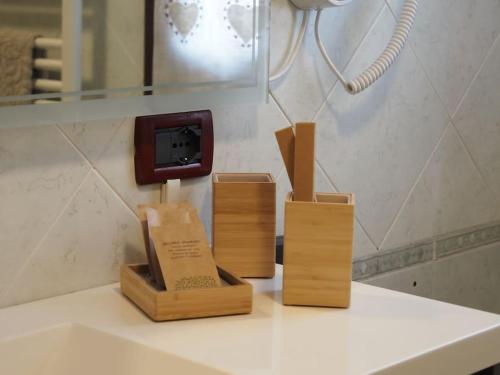 um balcão com caixas, um espelho e um telefone em “Come A Casa” Ferrara em Ferrara