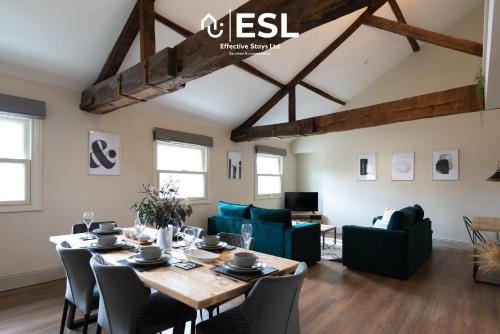 comedor y sala de estar con mesa y sillas en Free Parking - Shrewsbury Square - Central 2 Bedroom Top Floor Apartment en Shrewsbury