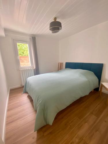 une chambre avec un grand lit et une fenêtre dans l'établissement Sur la route des Vins Maison proche Saint Emilion, à Sainte-Terre