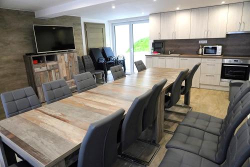 una sala de conferencias con una gran mesa de madera y sillas en Vila Lada en Dedinky