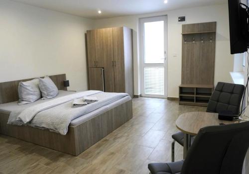 1 dormitorio con 1 cama grande y 1 mesa en Vila Lada en Dedinky