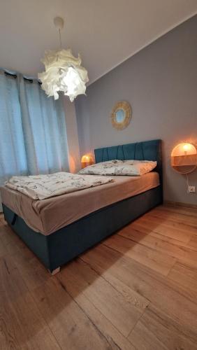een slaapkamer met een groot bed in een kamer bij Apartamenty Września III in Września