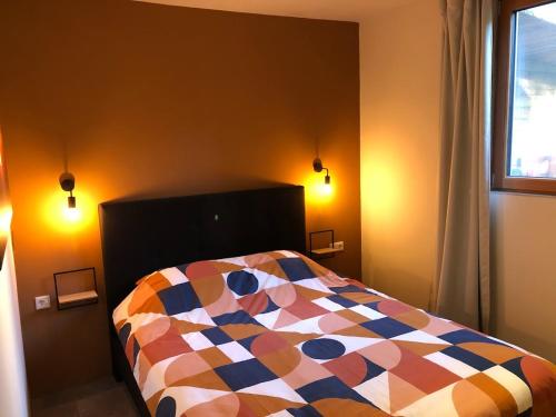 een slaapkamer met een bed met een kleurrijk dekbed bij Jeltje in Wildervank