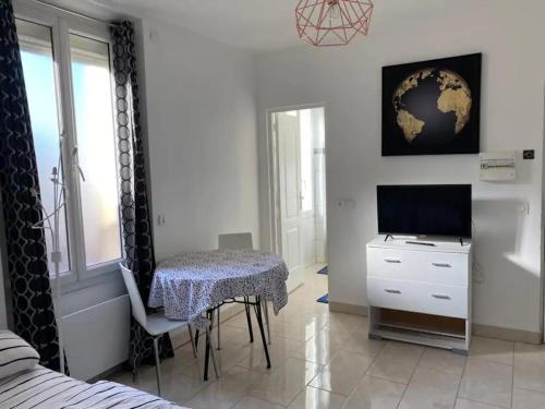 Μια τηλεόραση ή/και κέντρο ψυχαγωγίας στο Magistic Studio Paris Montreuil