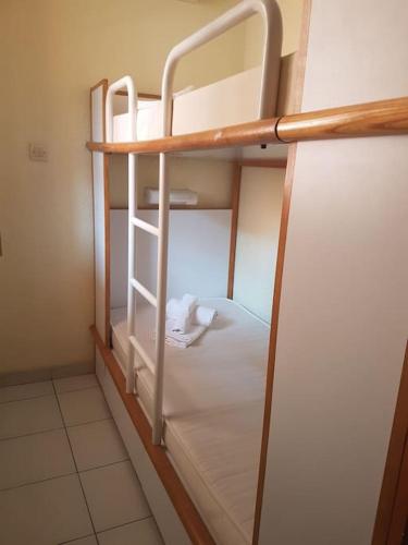 quelques lits superposés dans une chambre dans l'établissement Appartement 4/5 personnes vue mer piscine et montagne Cap Estérel Pierre et Vacance nature et sport, à Saint-Raphaël