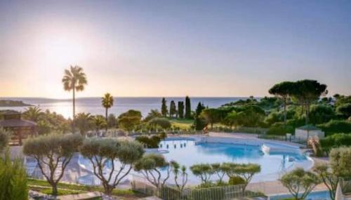 Appartement 4/5 personnes vue mer piscine et montagne Cap Estérel Pierre et Vacance nature et sport