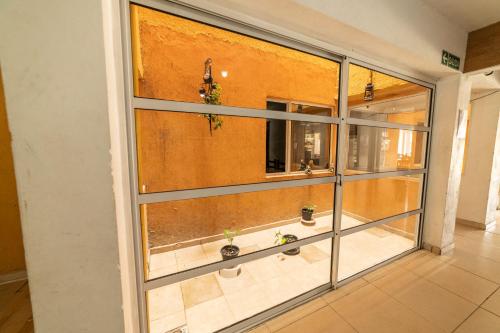 - une fenêtre dans une chambre avec vue sur un bâtiment dans l'établissement Palmeras Departamentos, à Santa Teresita