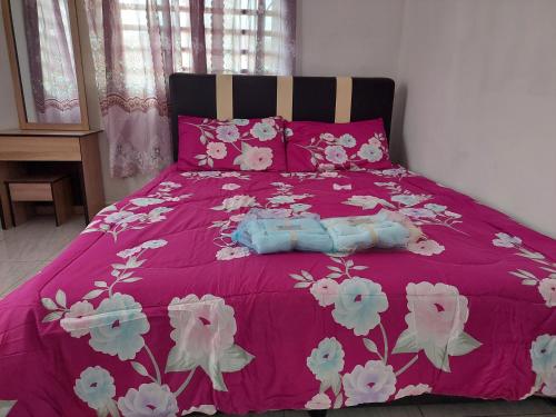 A bed or beds in a room at Jerai Geopark Cottage 2 bedrooms Pulau Song²