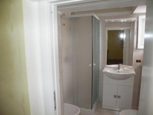 uma casa de banho branca com um lavatório e um WC em Villa Pasqualina -(Sobrietà e Semplicità) em Portici