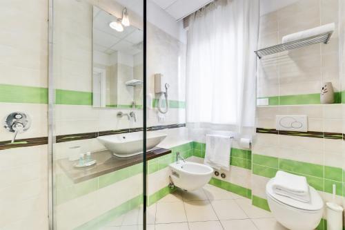 bagno con servizi igienici e lavandino di MARCONI INN a Bologna